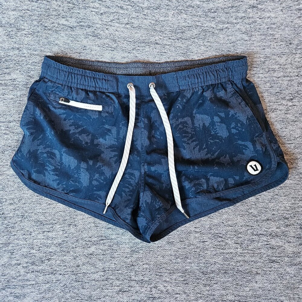 Vuori Tavi 2” Shorts Blue Leaf Palm Women’s Size Small Athleisure Activewear Gym